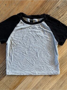 Women’s Short Sleeve Raglan Tee - Gray & Black